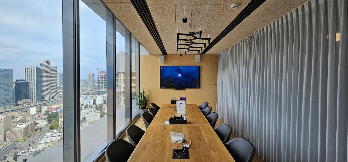 חדר ישיבות גדול