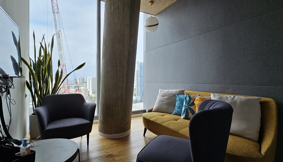 אזור לאונג' קטן במשרדים גדולים להשכרה