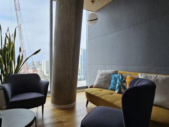 אזור לאונג' קטן במשרדים גדולים להשכרה