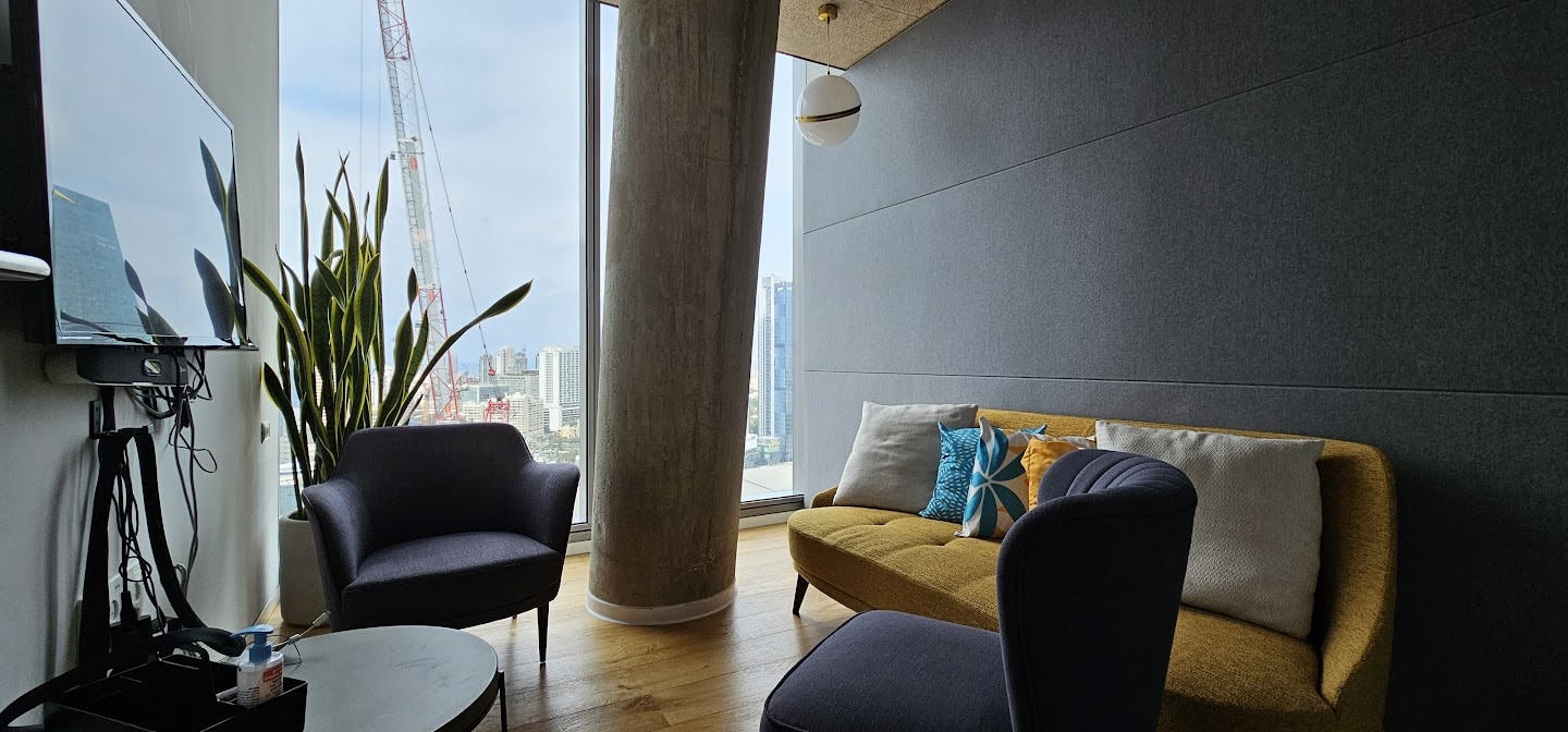 אזור לאונג' קטן במשרדים גדולים להשכרה