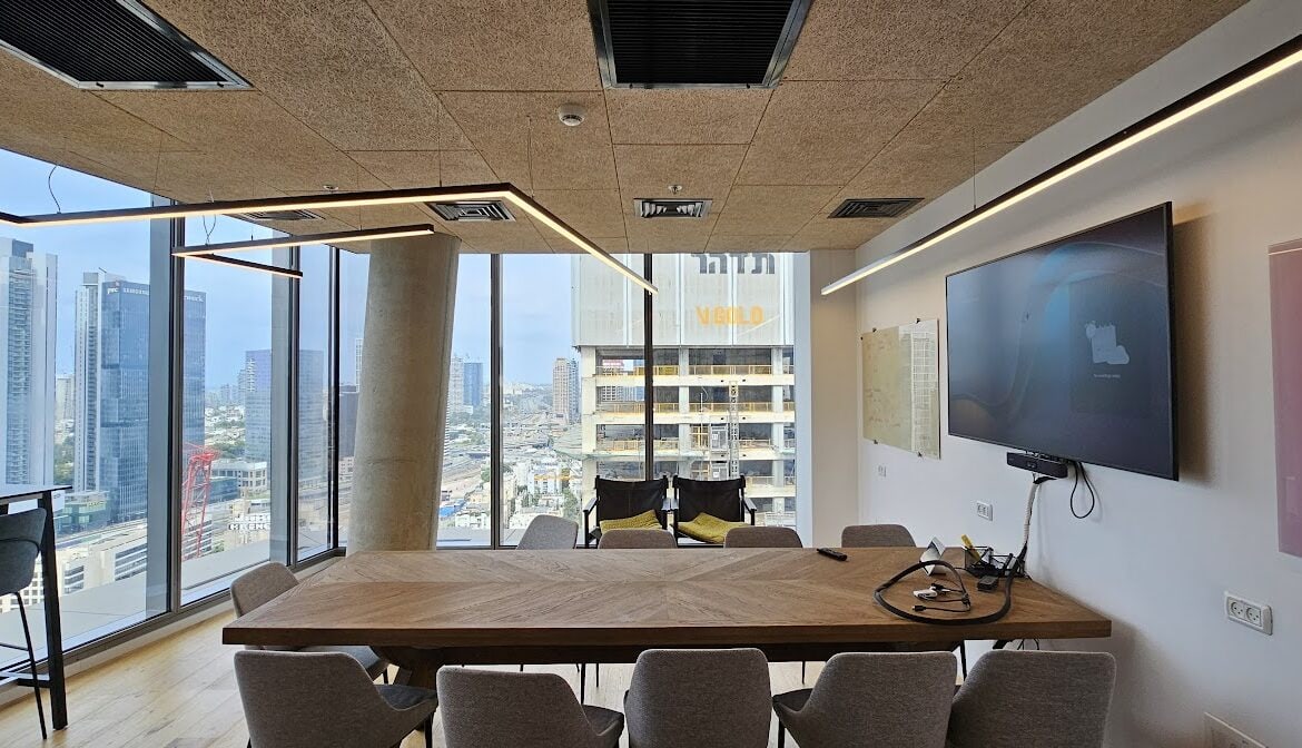 חדר ישיבות גדול