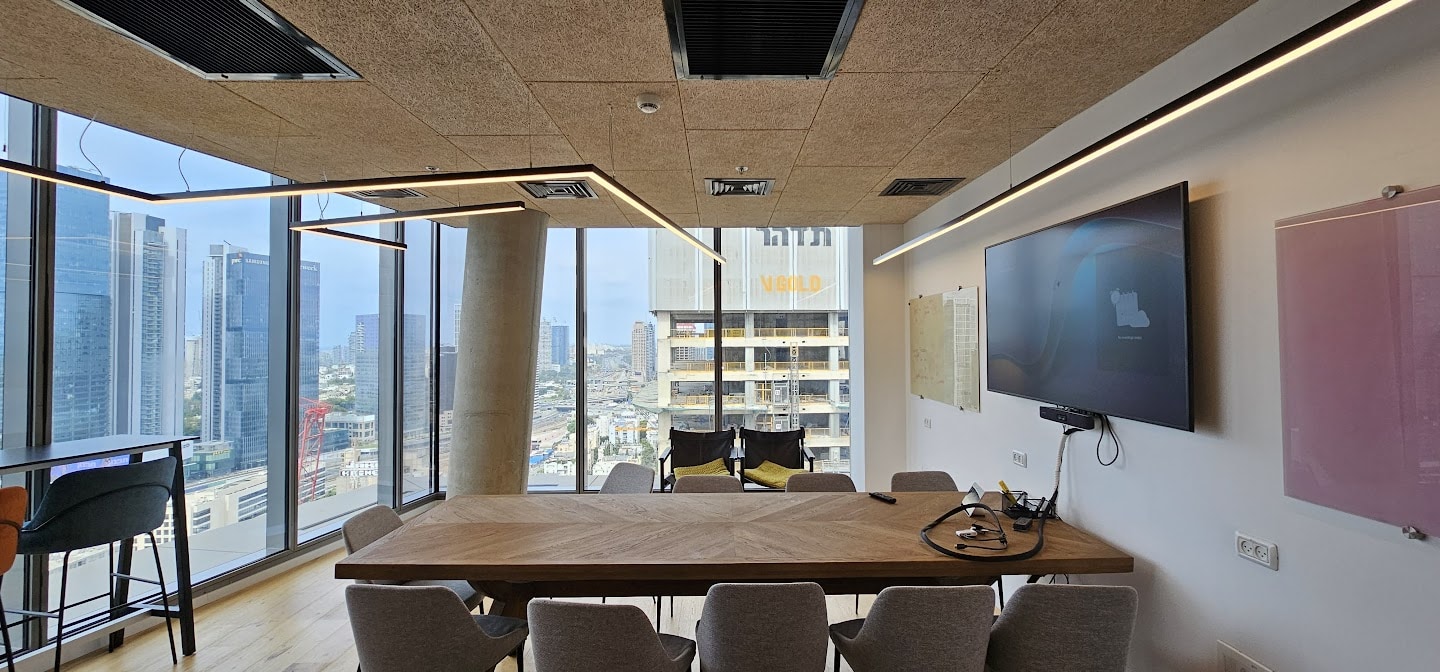 חדר ישיבות גדול