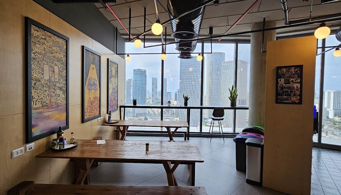 שולחנות אוכל במטבח