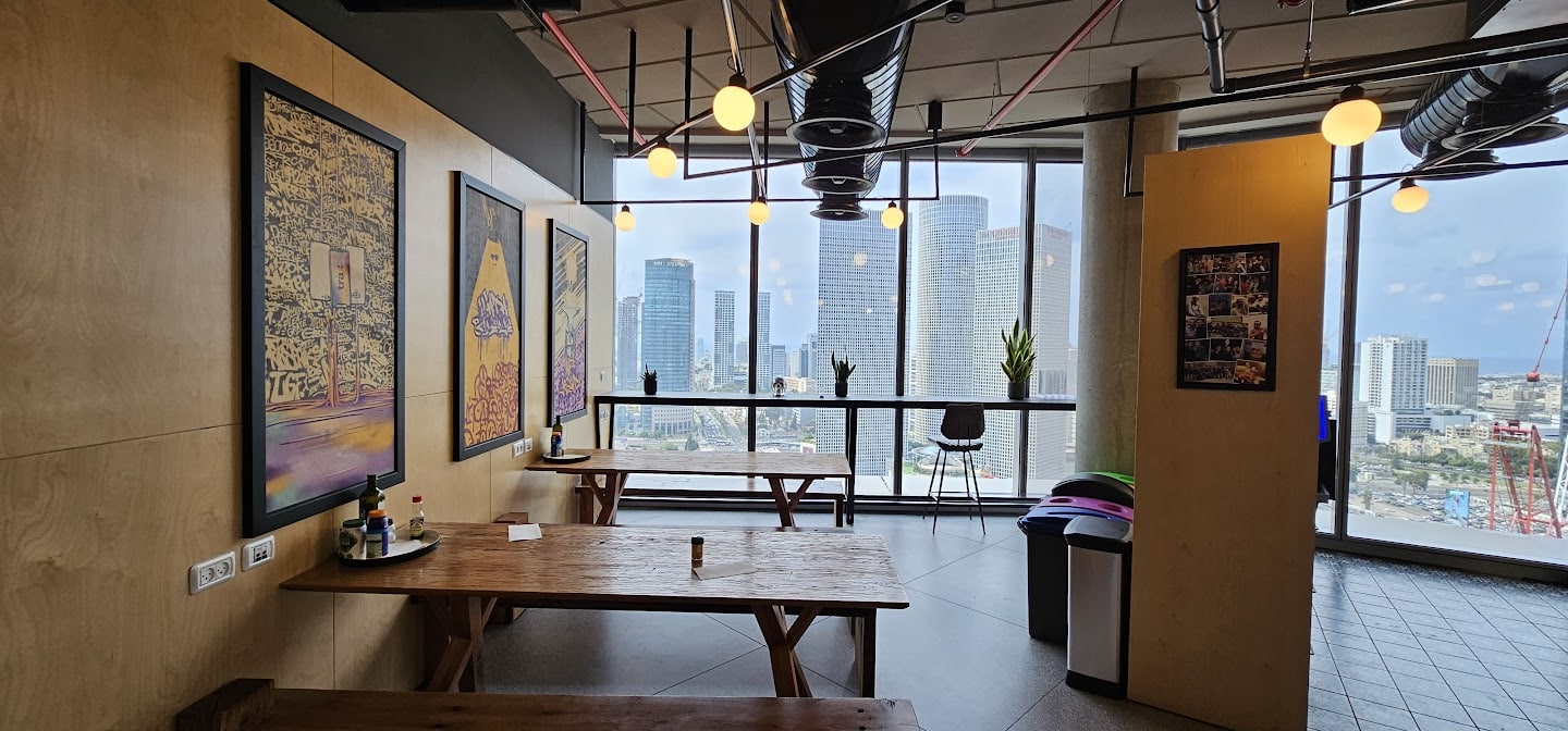 שולחנות אוכל במטבח