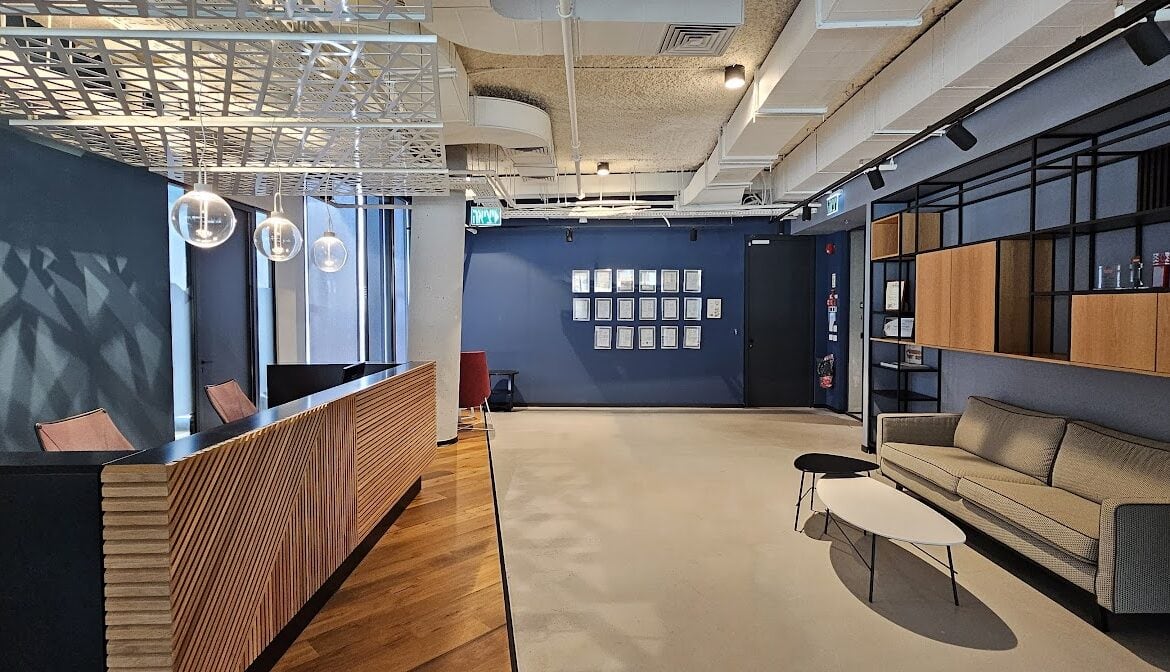 עמדת קבלה והמתנה בכניסה למשרד