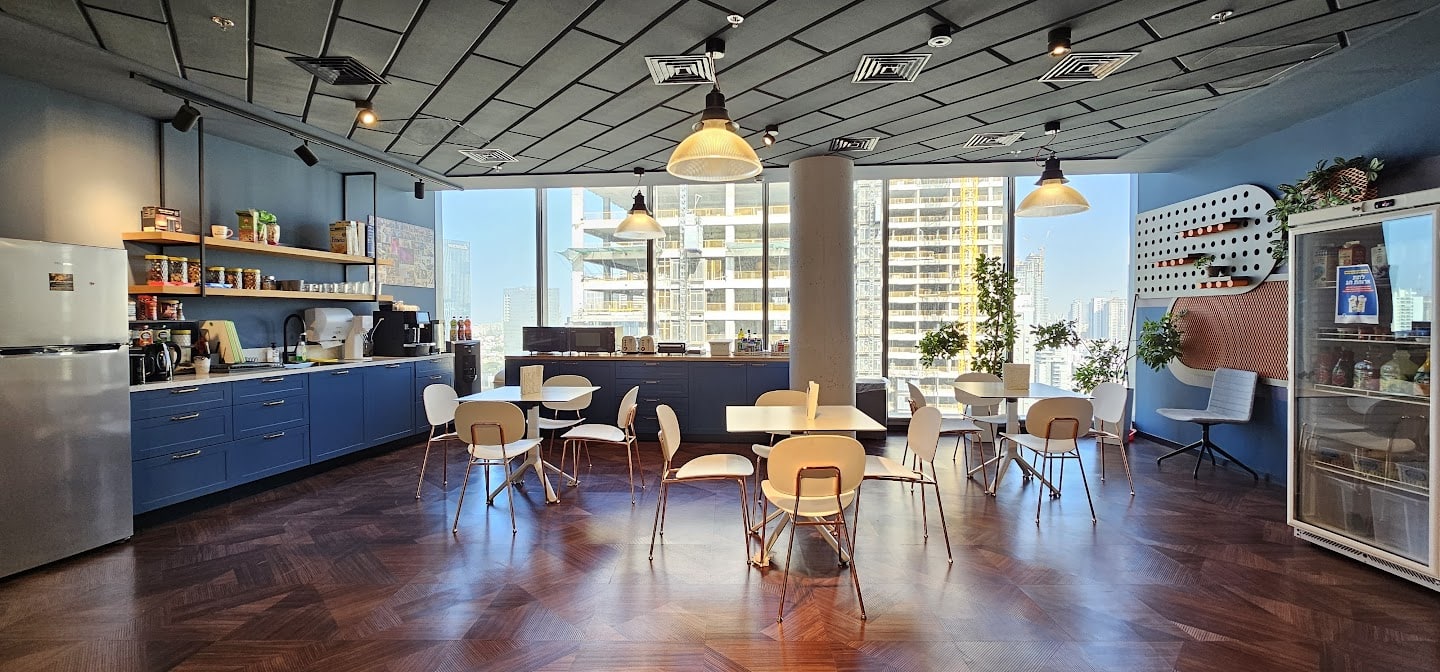 מטבח גדול עם מקומות אוכל