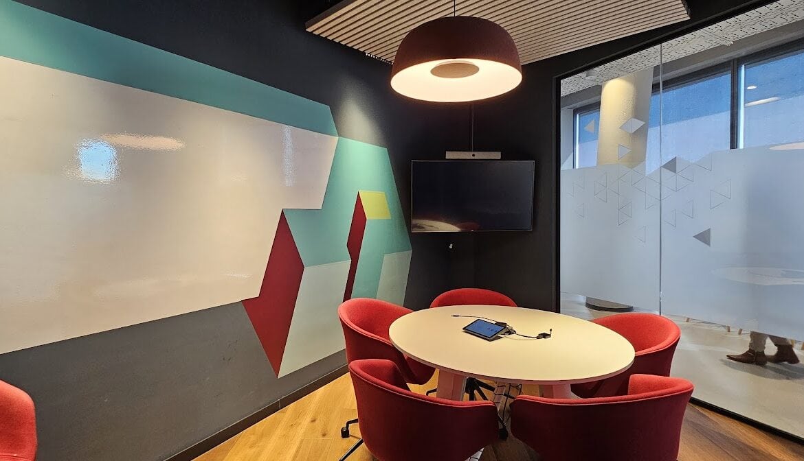 חדר ישיבות קטן