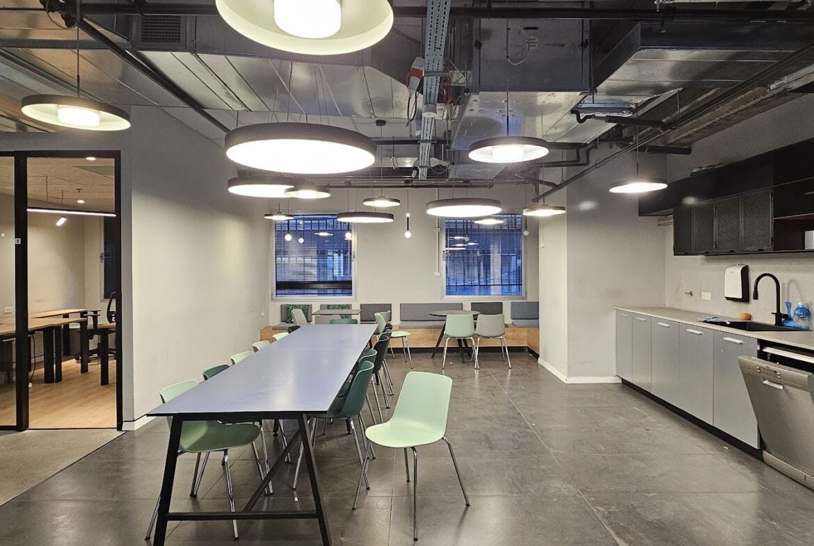 מטבח גדול מאובזר ומרוהט עם פינות אוכל.