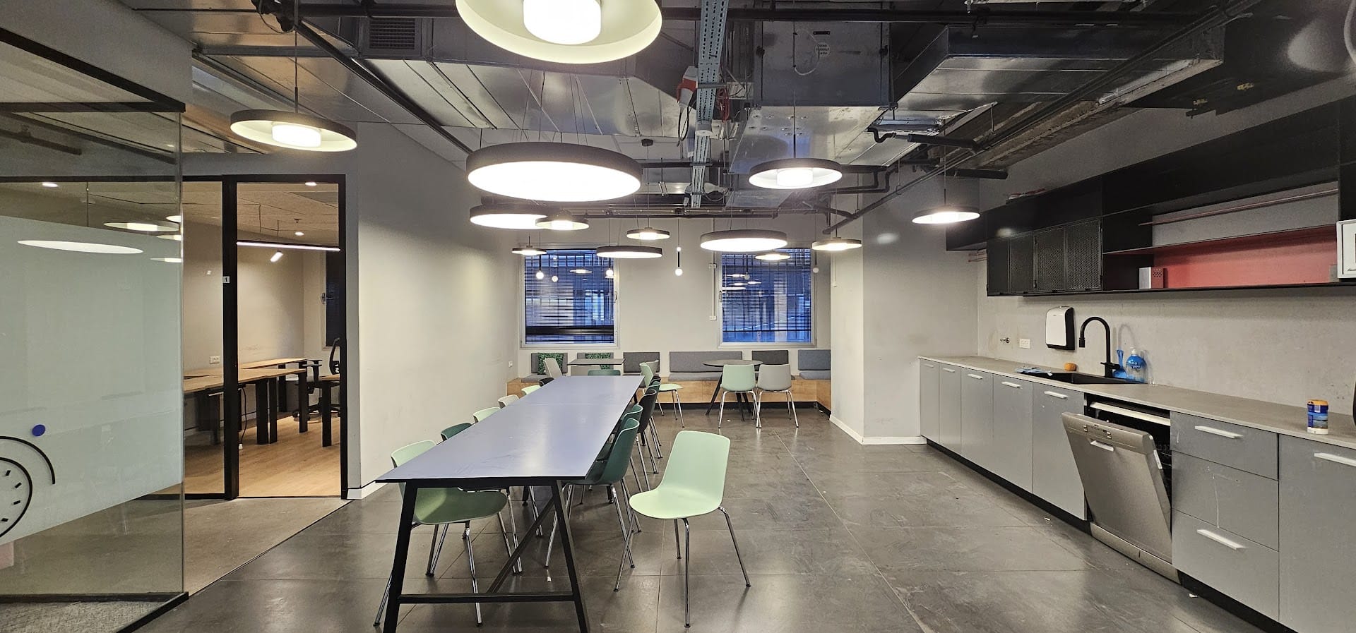 מטבח גדול מאובזר ומרוהט עם פינות אוכל.