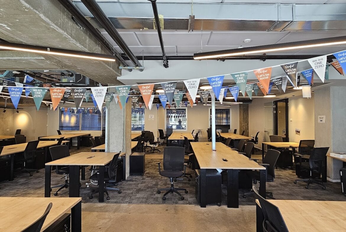 אופן ספייס עם עמדות עבודה.