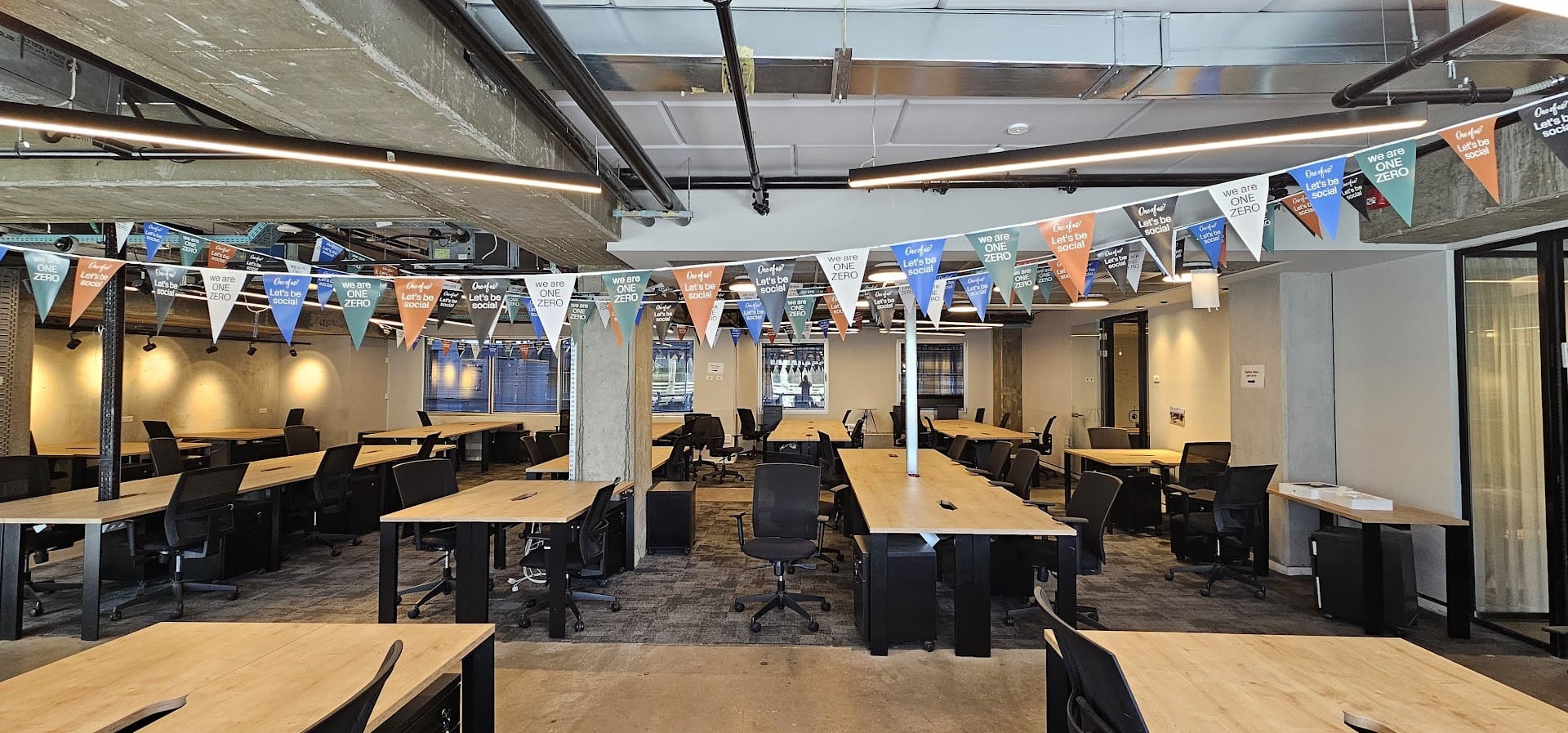 אופן ספייס עם עמדות עבודה.