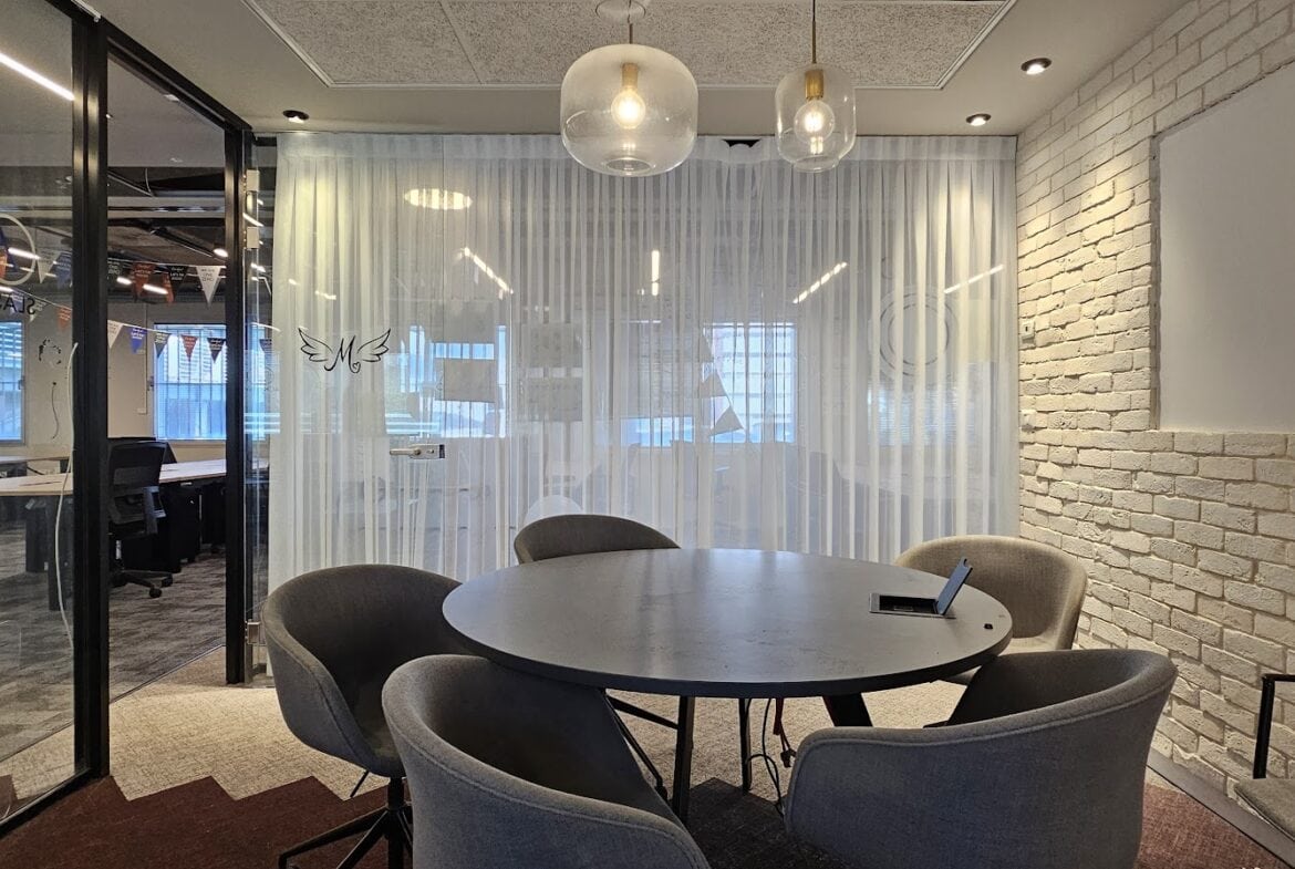 חדר ישיבות קטן