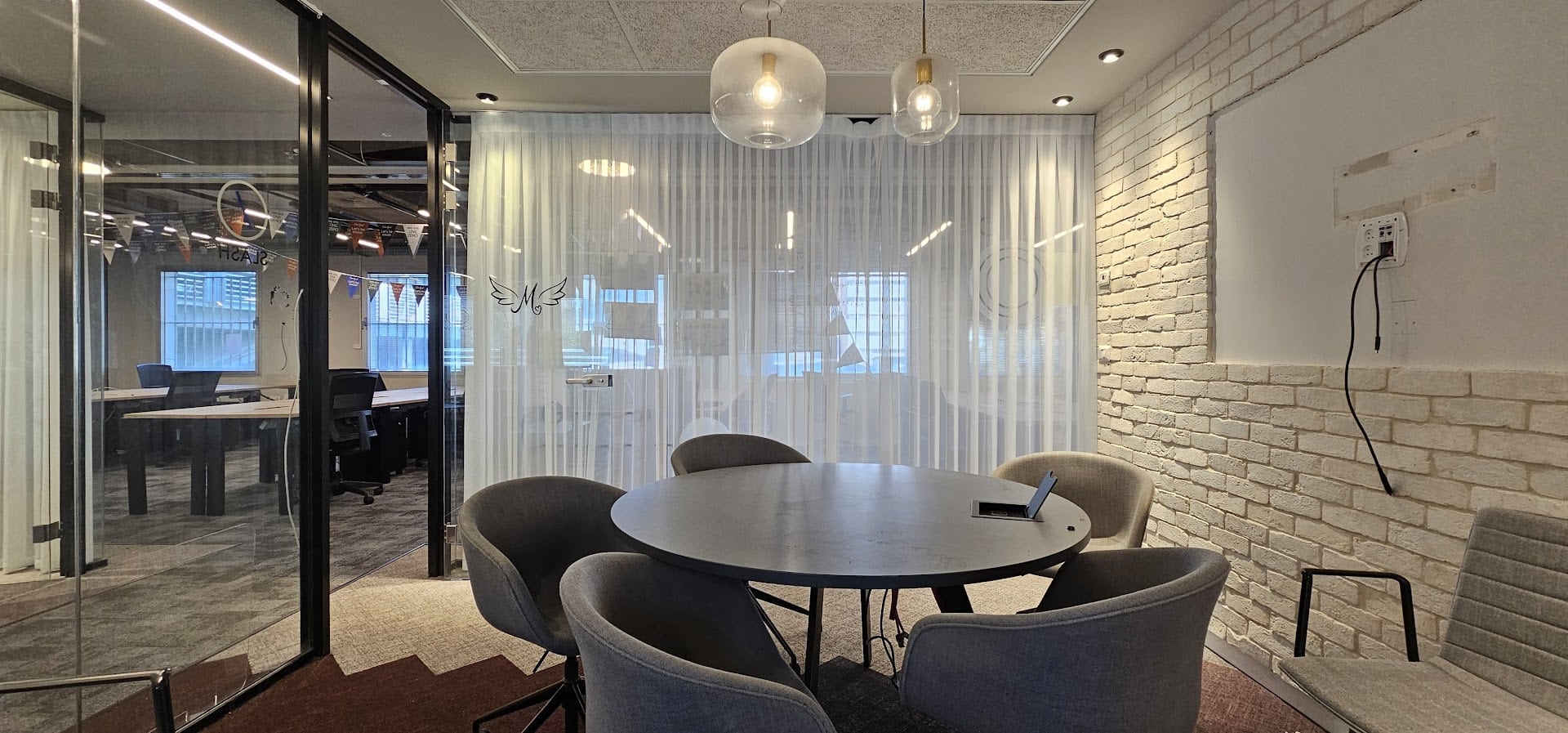 חדר ישיבות קטן