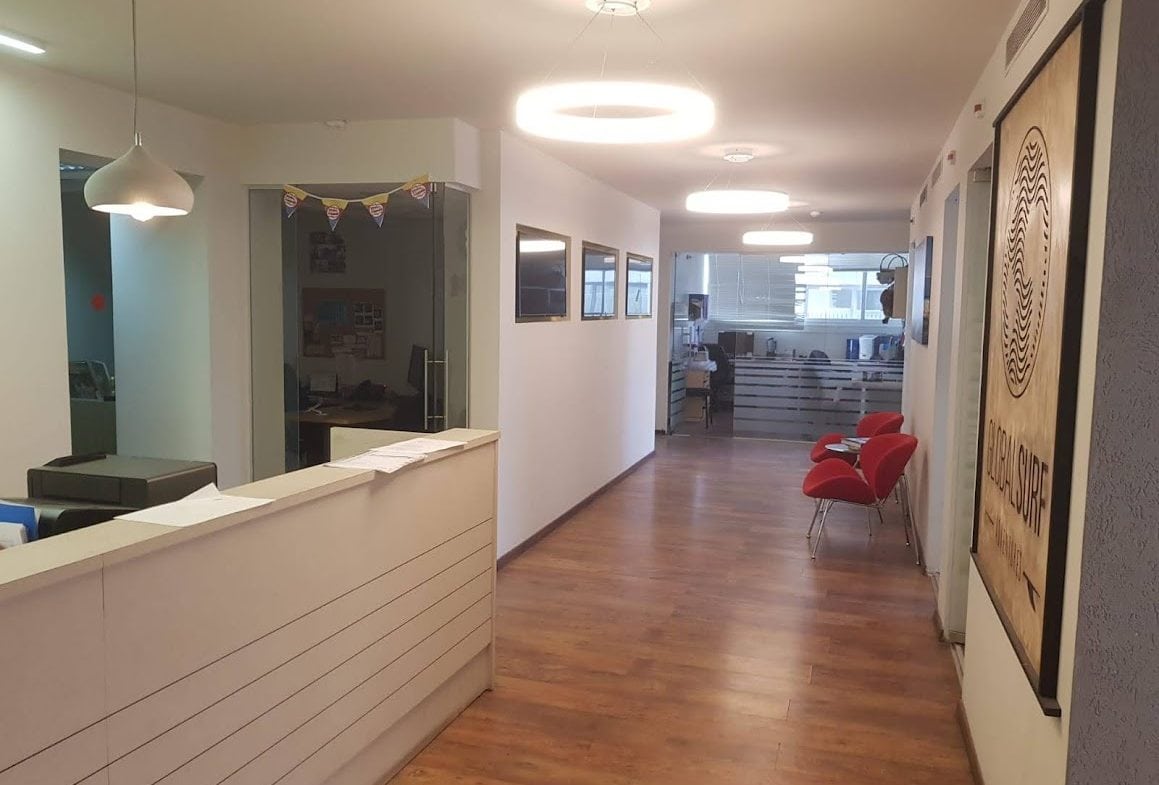 עמדת קבלה בכניסה למשרד