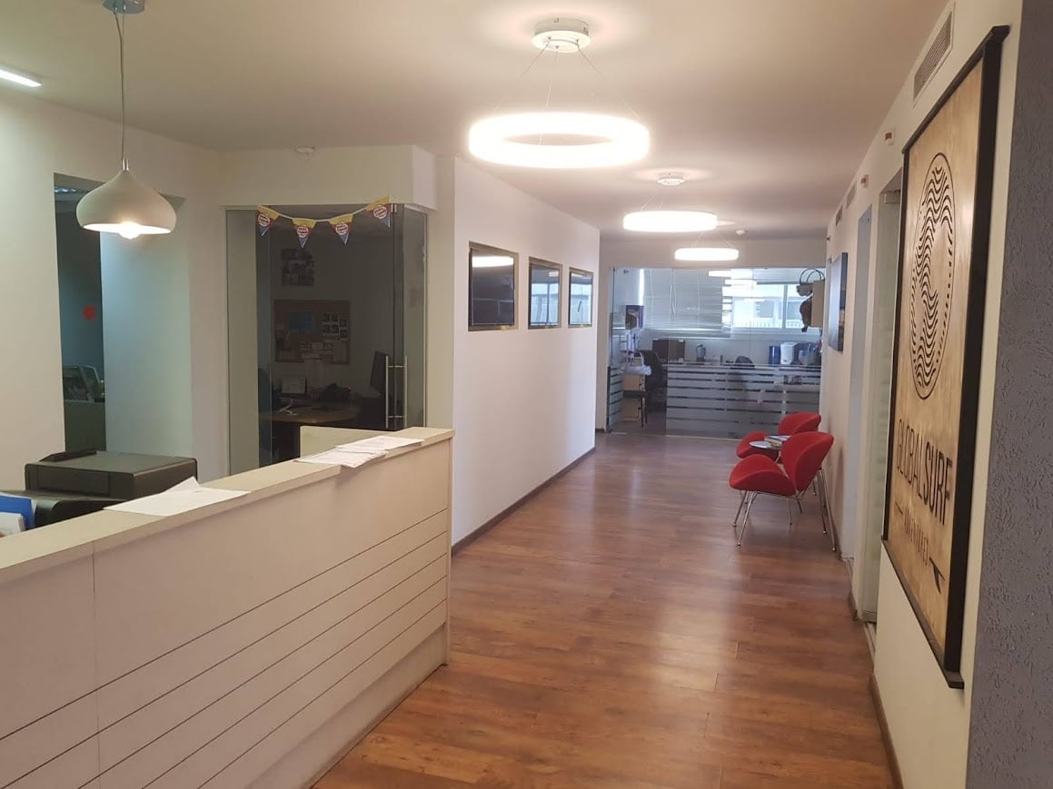 עמדת קבלה בכניסה למשרד