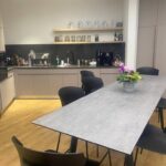 מטבח עם שולחן אוכל