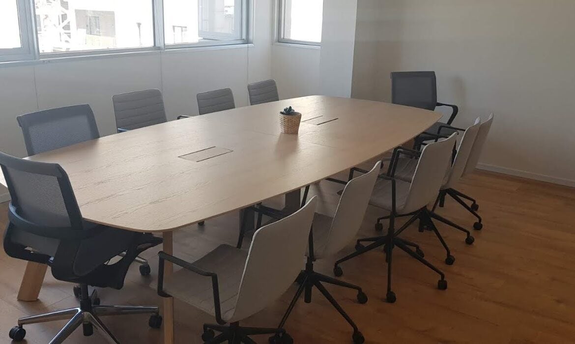 חדר ישיבות גדול