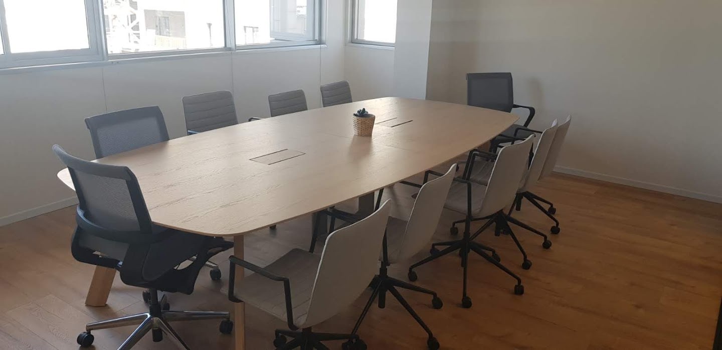 חדר ישיבות גדול