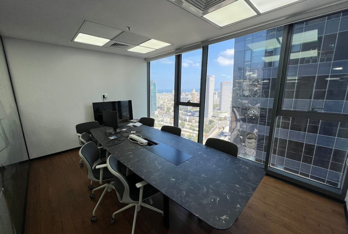 חדר ישיבות גדול