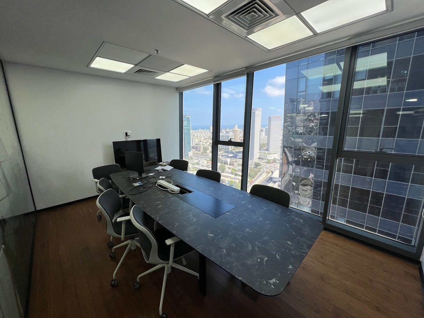 חדר ישיבות גדול