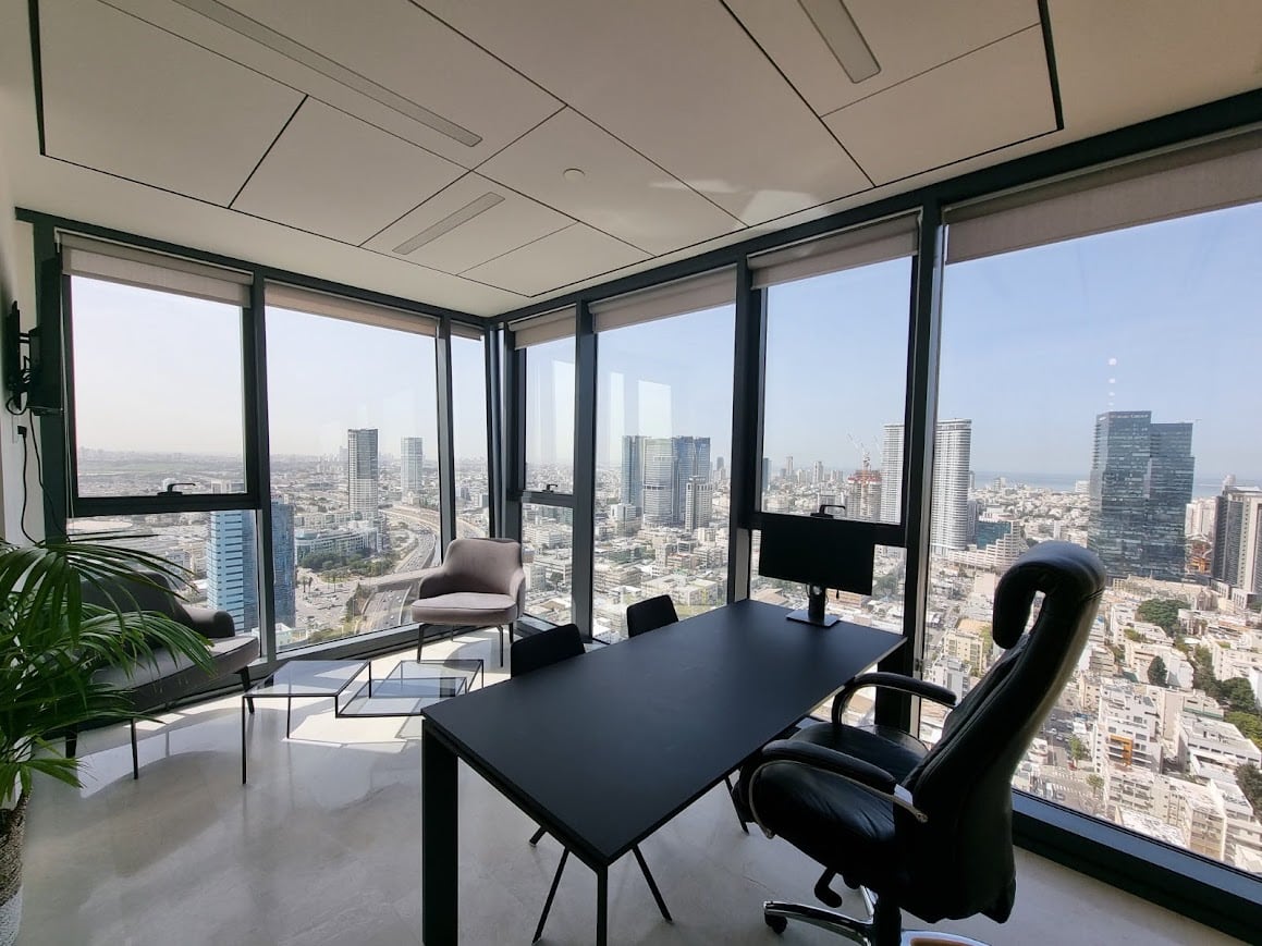 אחד מחדרי עבודה במשרד