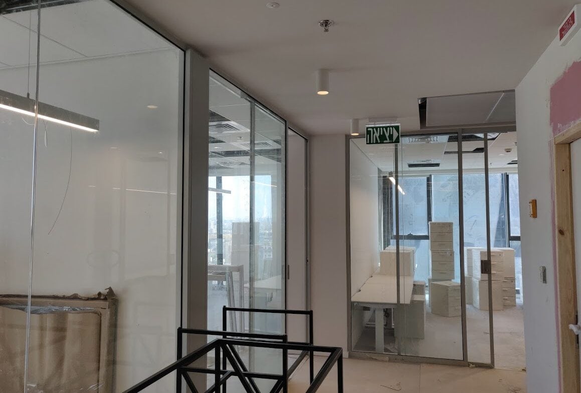 חלוקה לחדרים ומסדרון במשרד