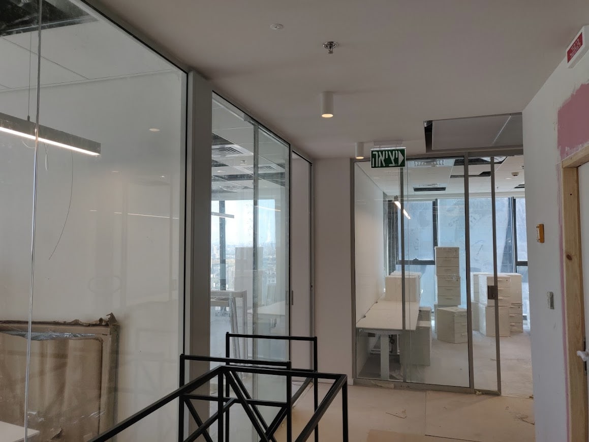 חלוקה לחדרים ומסדרון במשרד