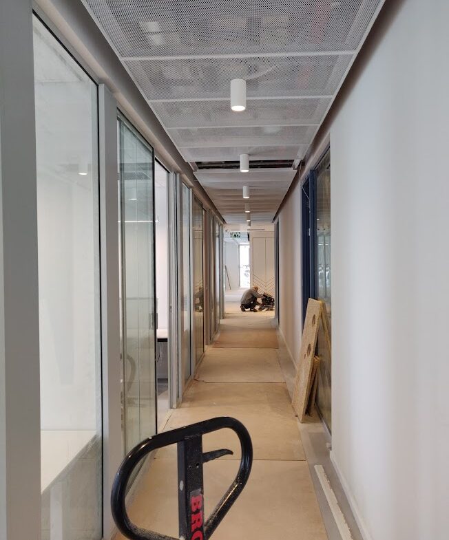 חלוקה לחדרים ומסדרון במשרד