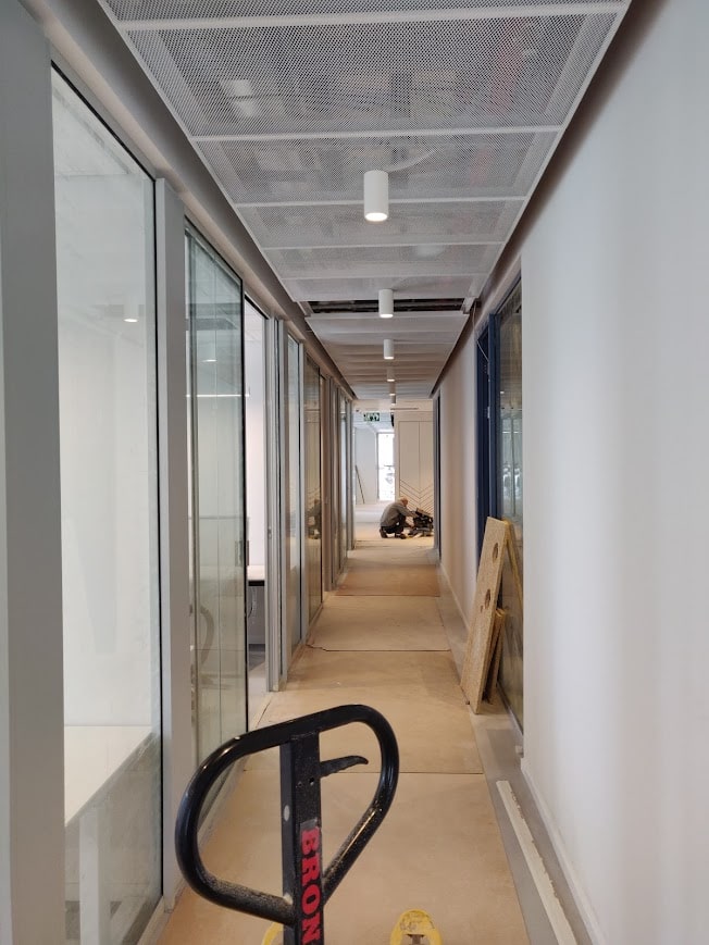 חלוקה לחדרים ומסדרון במשרד