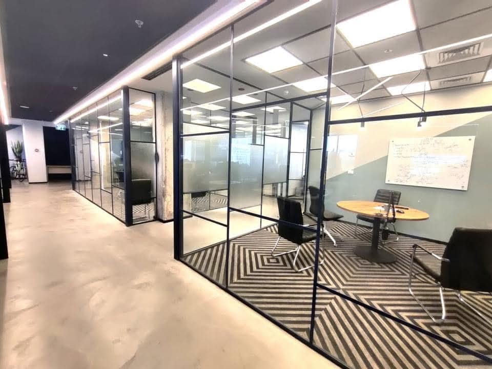 חדר ישיבות קטן וחדר ישיבות גדול