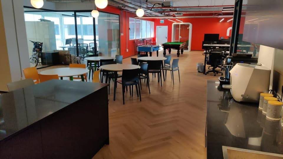 מטבח עם מקומות אוכל