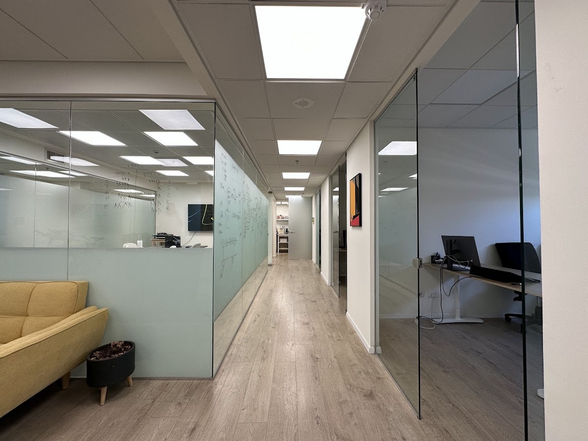 חלוקה לחדרים- מחיצות זכוכית