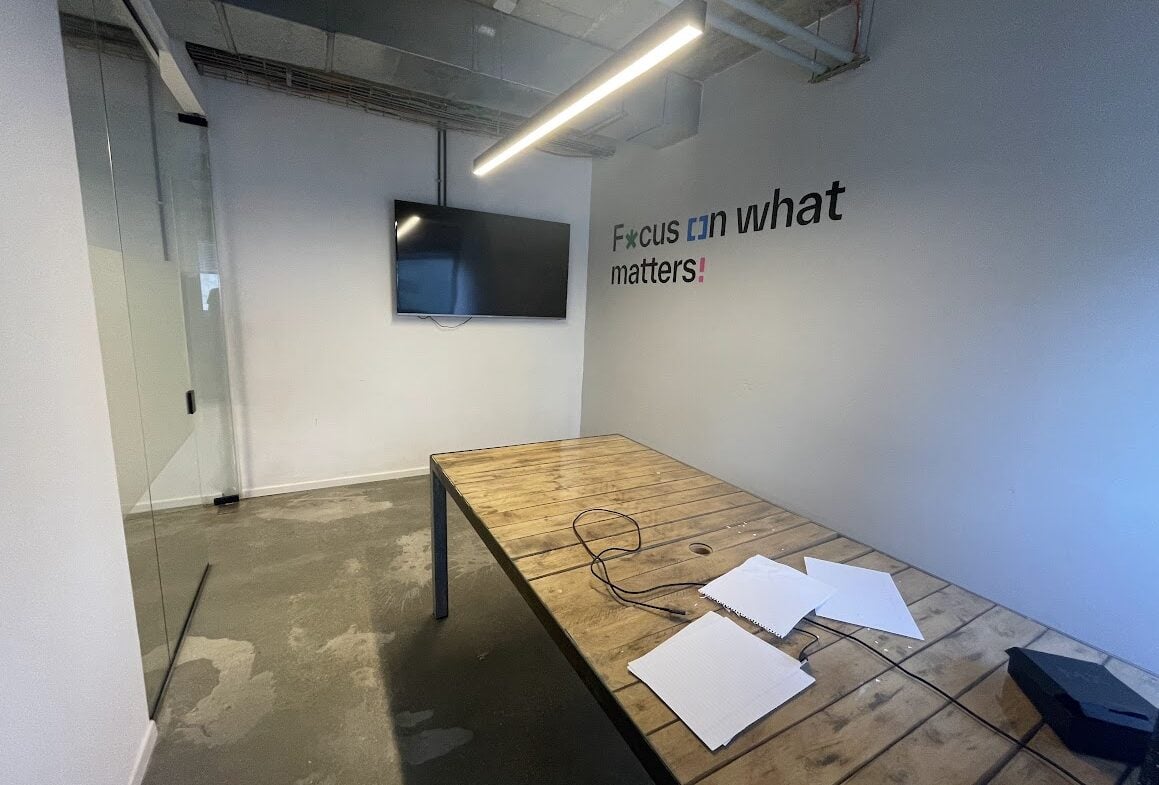 חדר ישיבות במשרד