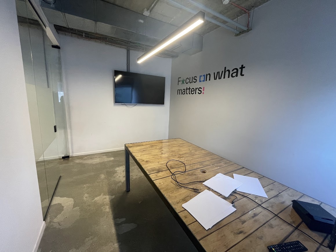 חדר ישיבות במשרד