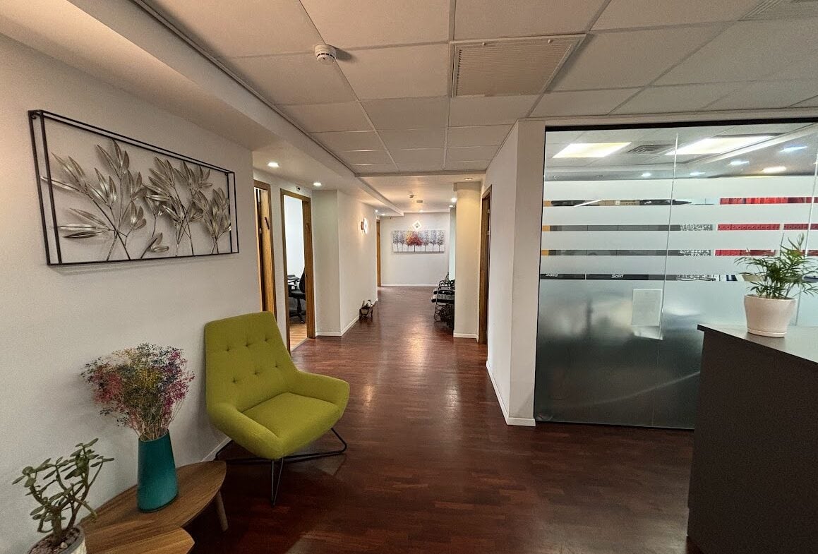 עמדת קבלה וחלוקה לחדרים