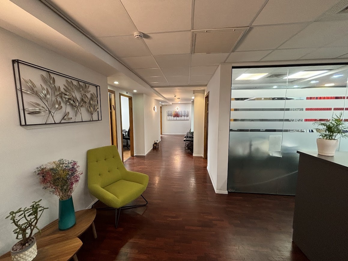 עמדת קבלה וחלוקה לחדרים