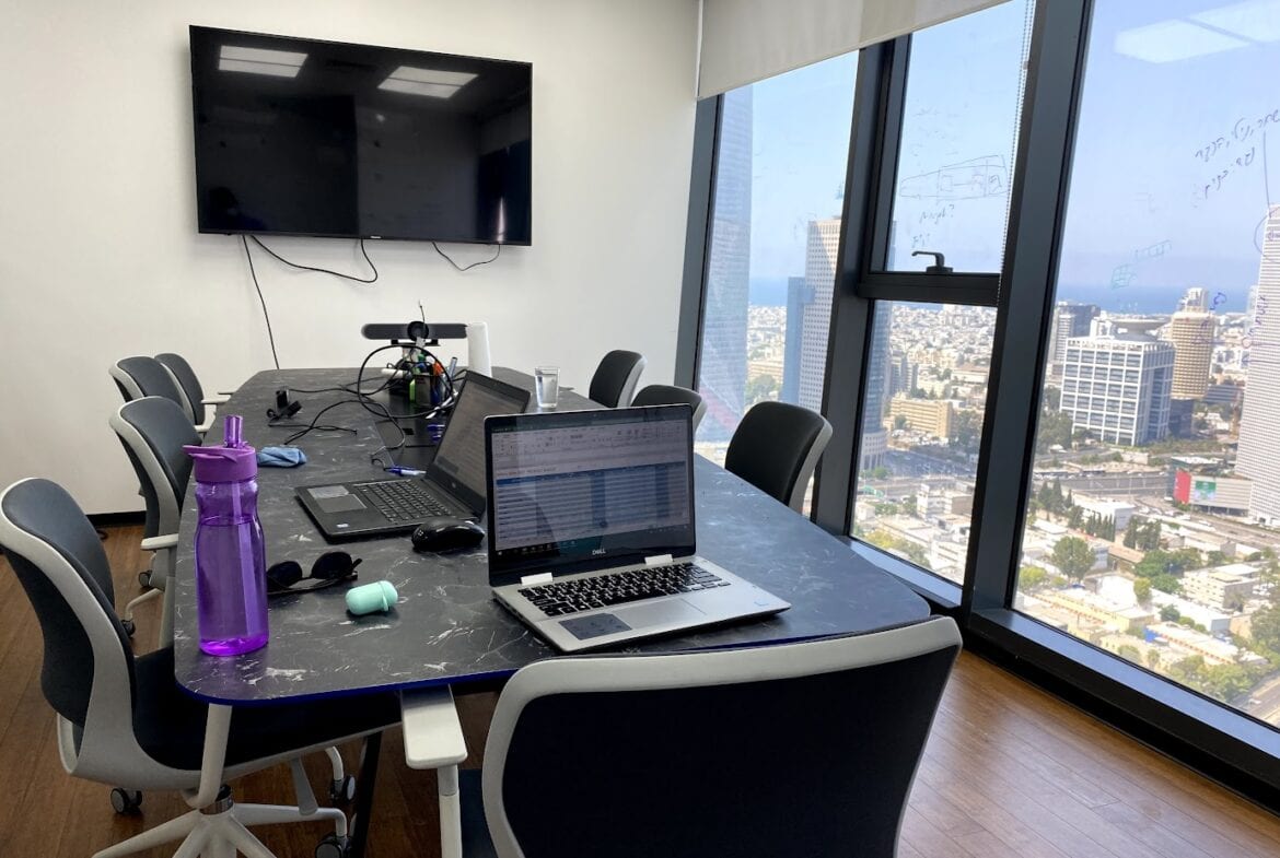 חדר ישיבות גדול