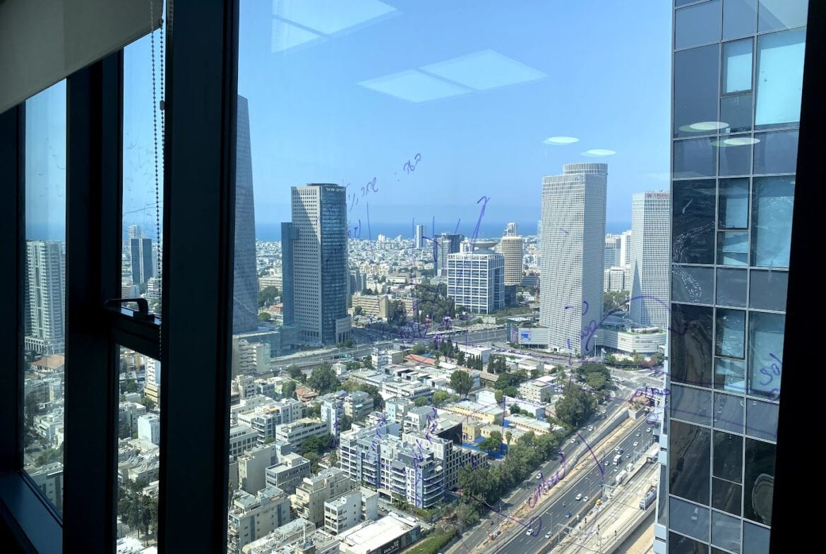 נוף מהמשרד לכל תל אביב