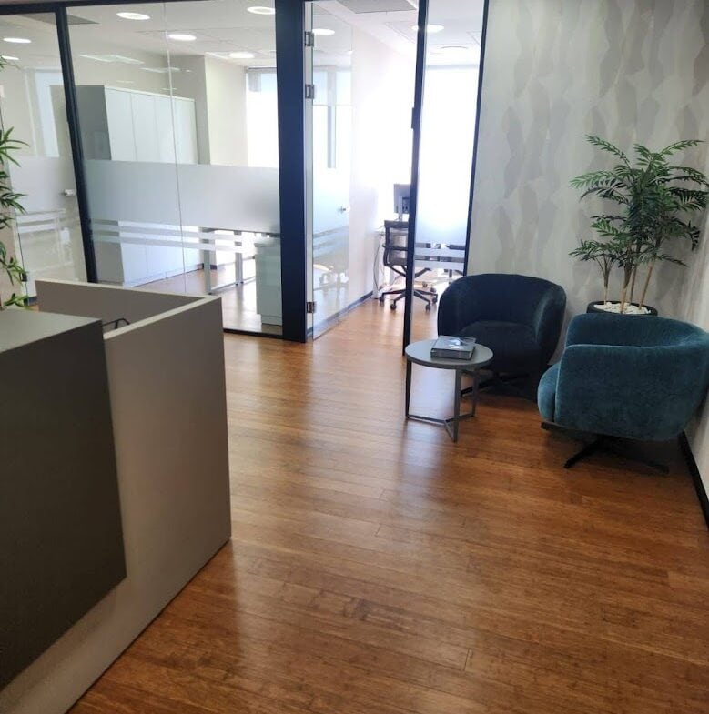 עמדת קבלה וחלוקה לחדרים