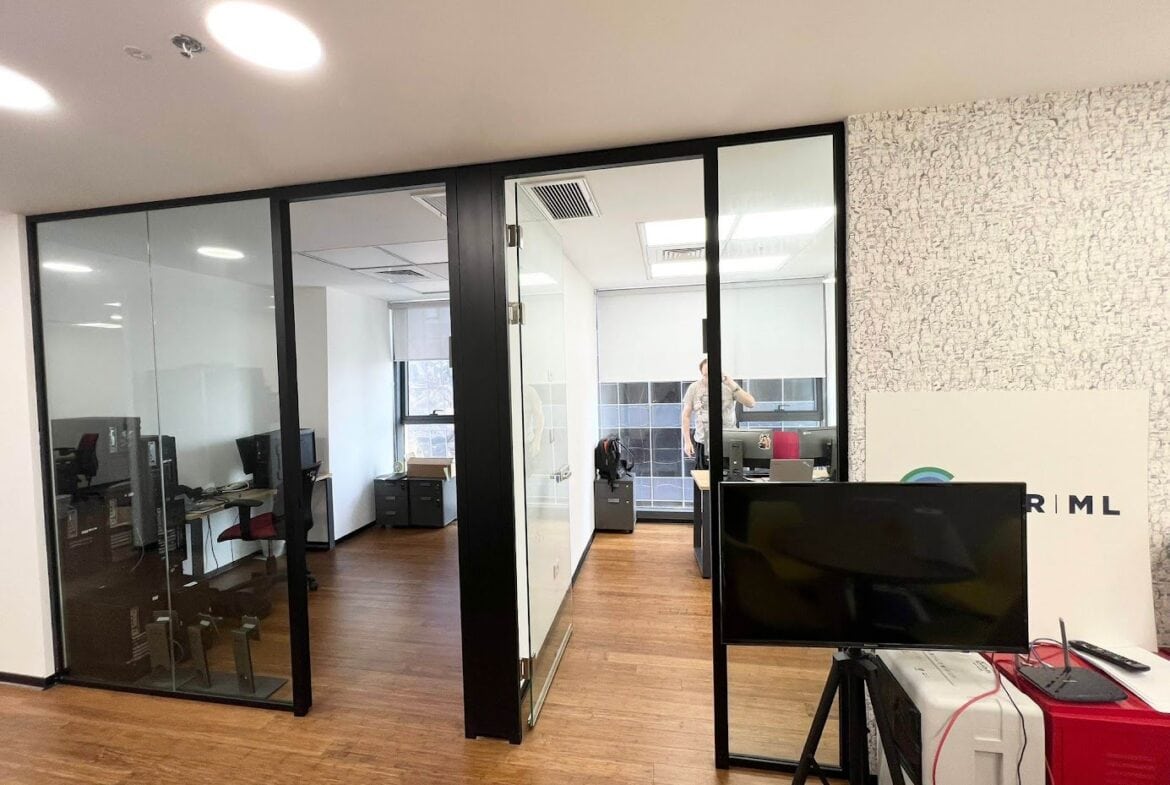 בתמונה חדרי עבודה במשרד