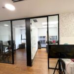 בתמונה חדרי עבודה במשרד