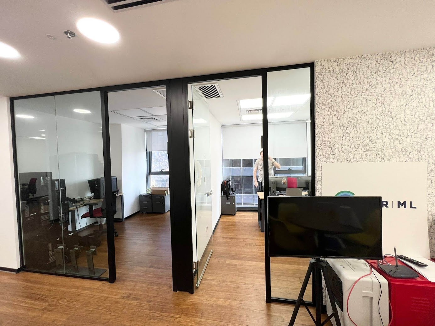 בתמונה חדרי עבודה במשרד