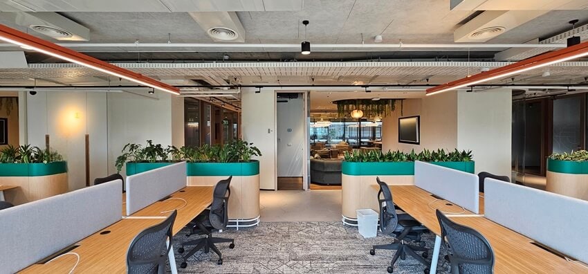 מבט מאופן ספייס ללאונג' ותאי טלפון במשרדים להשכרה בשרונה תל אביב