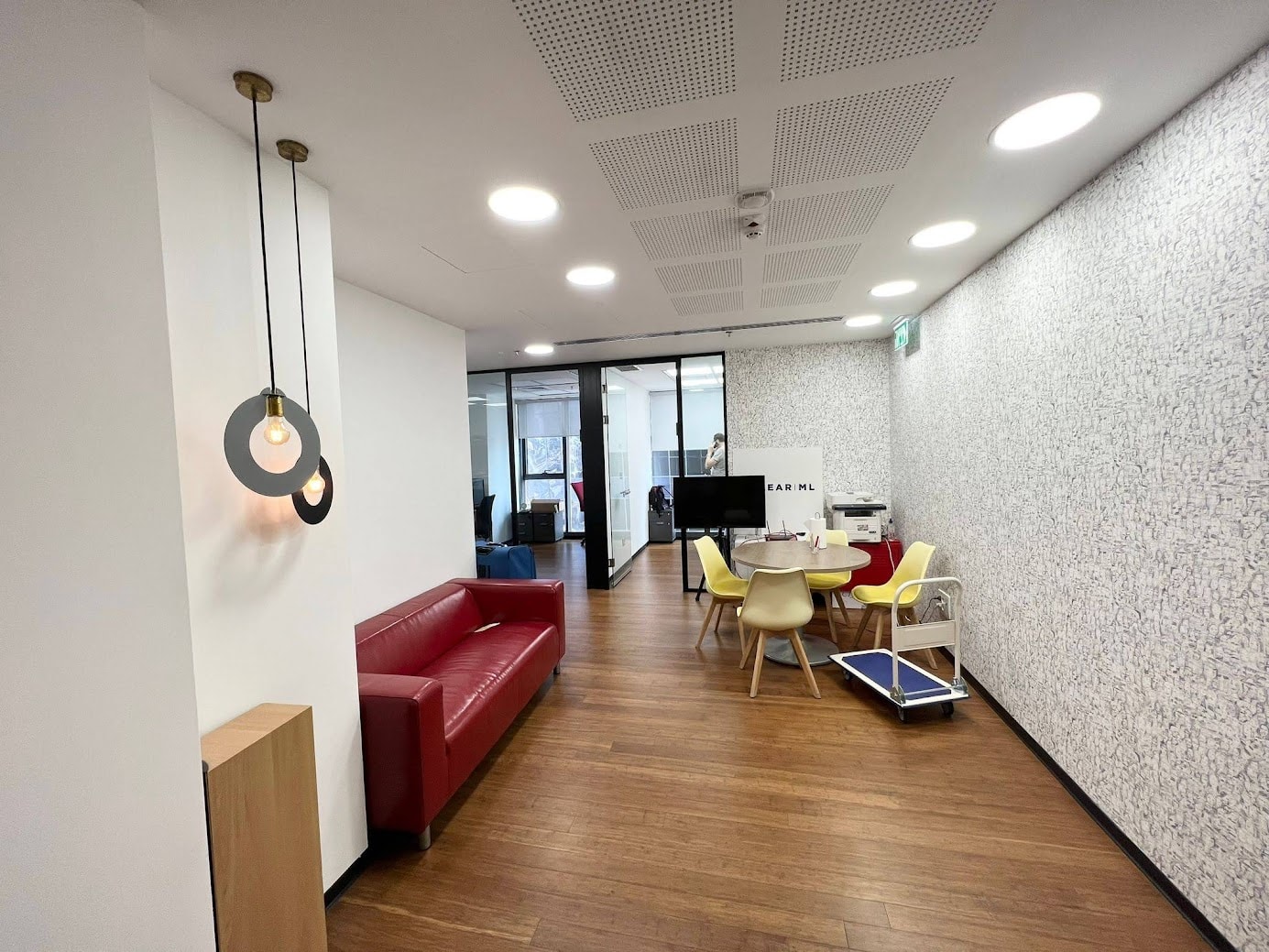 סלון קטן ומקומות אוכל