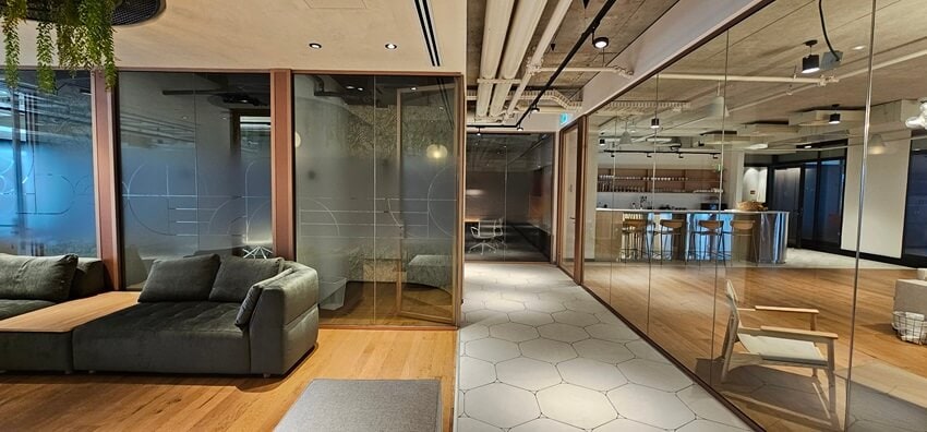 מבט לכיוול הטבח והלאונג' במשרדים להשכרה בשרונה תל אביב