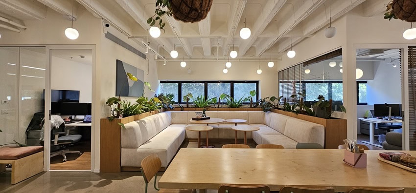 לאונג' במשרדים להשכרה במגדלי שקל תל אביב