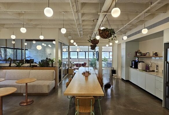 מטבחון ופינת אוכל במשרדים להשכרה במגדלי שקל תל אביב