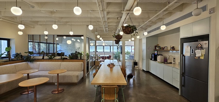 מטבחון ופינת אוכל במשרדים להשכרה במגדלי שקל תל אביב