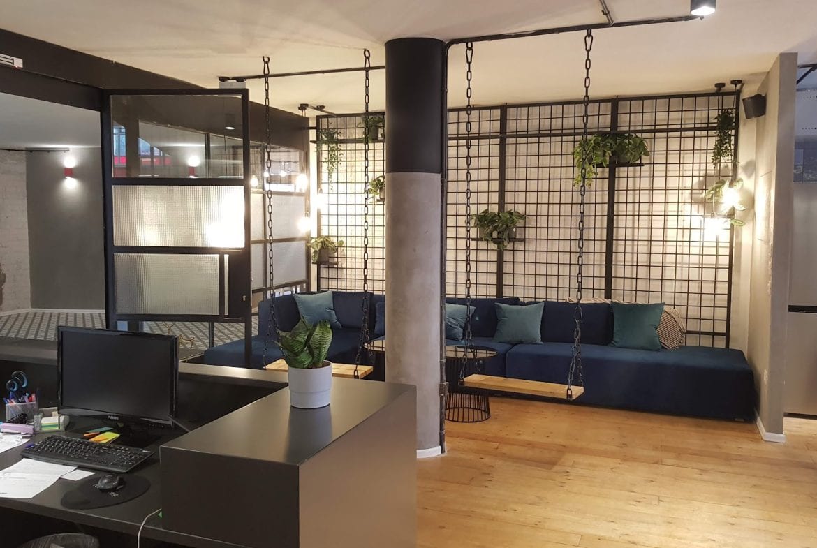 עמדת קבלה ופינת המתנה