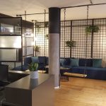 עמדת קבלה ופינת המתנה